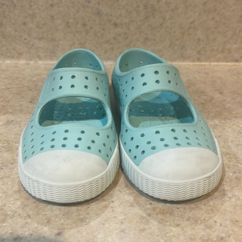 Native Jefferson slip on sandal size C7 aqua and white